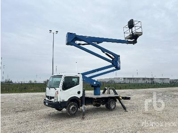 Camión con plataforma elevadora NISSAN