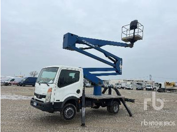 Camión con plataforma elevadora NISSAN