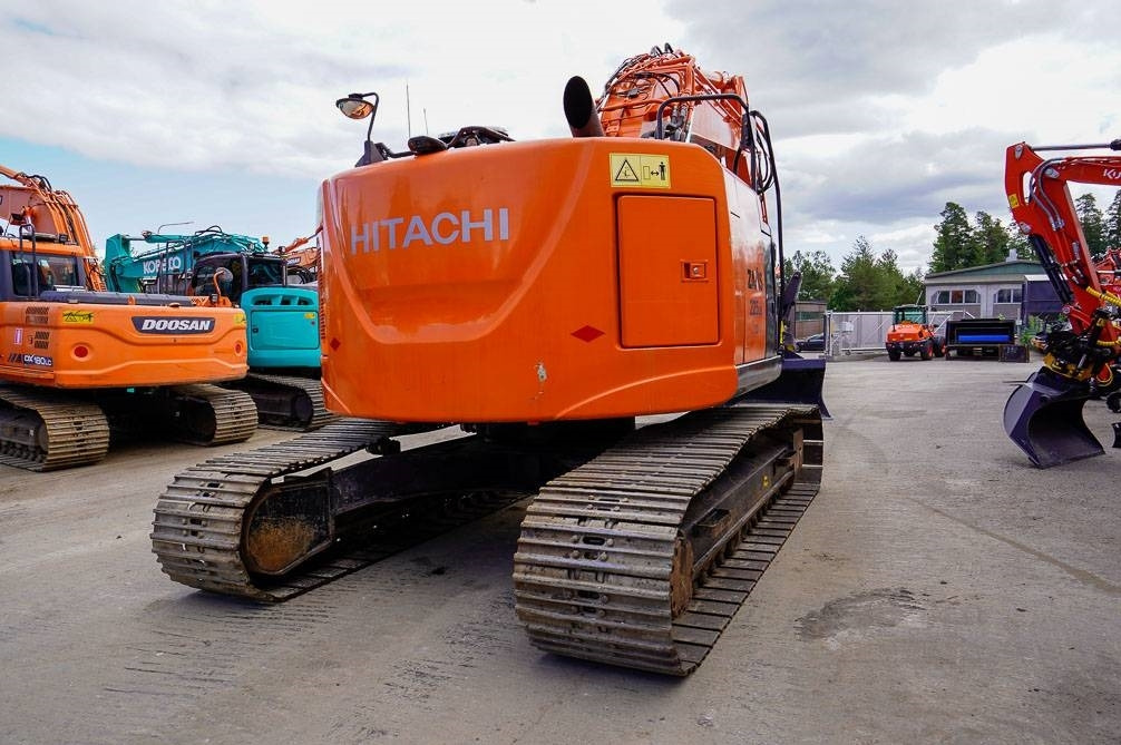 Excavadora de cadenas Hitachi ZX225USLC-5B MARTTIINILLA: foto 6