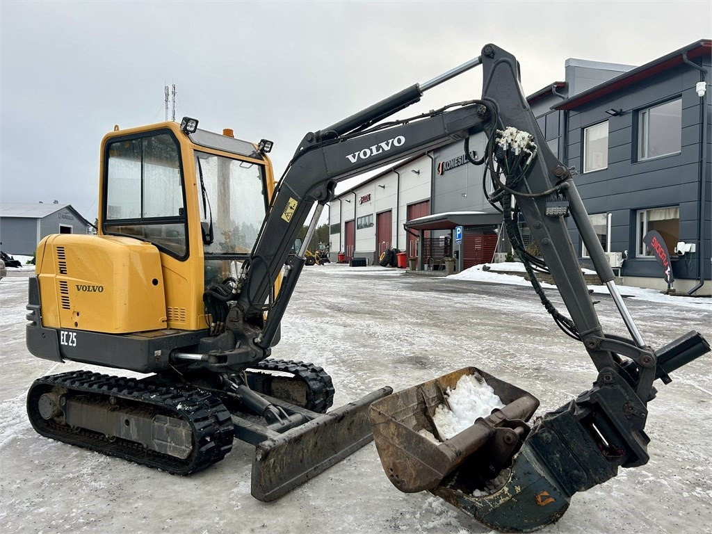 Miniexcavadora Volvo EC 25 KALLISTAJA+KAKSI KAUHAA: foto 6